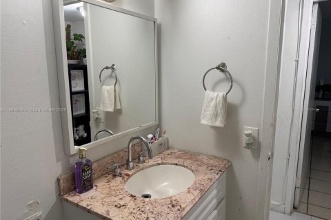 Condo in North Miami Beach, Florida, 2 bedrooms  № 1891820 - photo 14