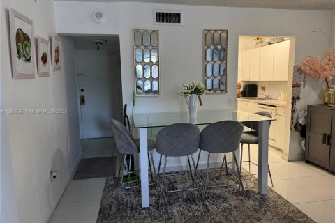 Condo in North Miami Beach, Florida, 2 bedrooms  № 1891820 - photo 7