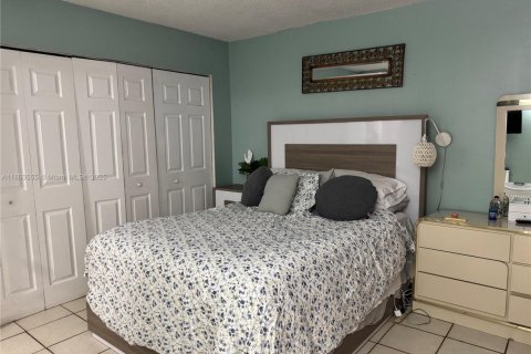 Condo in North Miami Beach, Florida, 2 bedrooms  № 1891820 - photo 10