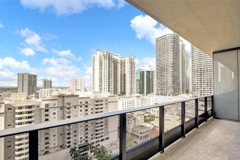 Condo in Miami, Florida, 1 bedroom  № 2249882 - photo 11