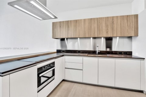 Condo in Miami, Florida, 1 bedroom  № 2249882 - photo 3
