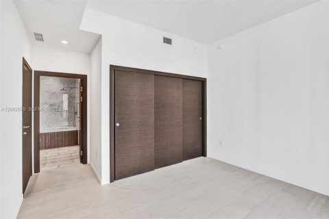 Condo in Miami, Florida, 1 bedroom  № 2249882 - photo 9