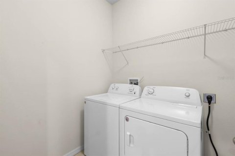 Townhouse in Brandon, Florida 3 bedrooms, 172.8 sq.m. № 2415387 - photo 16