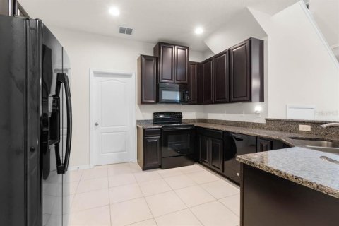 Townhouse in Brandon, Florida 3 bedrooms, 172.8 sq.m. № 2415387 - photo 5
