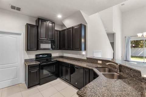 Townhouse in Brandon, Florida 3 bedrooms, 172.8 sq.m. № 2415387 - photo 6