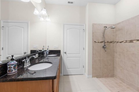 Townhouse in Brandon, Florida 3 bedrooms, 172.8 sq.m. № 2415387 - photo 12
