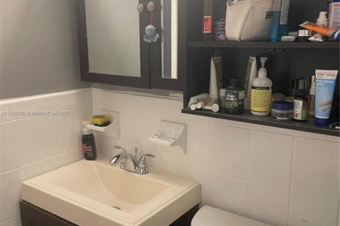 Condominio en alquiler en Hallandale Beach, Florida, 1 dormitorio, 81.57 m2 № 1943819 - foto 19