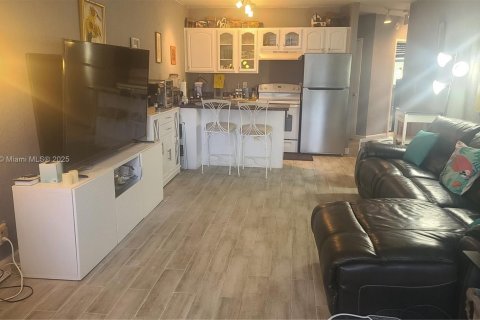 Condominio en alquiler en Hallandale Beach, Florida, 1 dormitorio, 81.57 m2 № 1943819 - foto 10