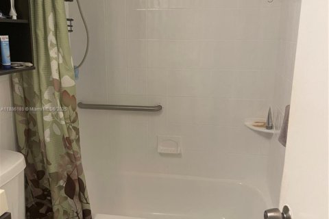 Condominio en alquiler en Hallandale Beach, Florida, 1 dormitorio, 81.57 m2 № 1943819 - foto 18