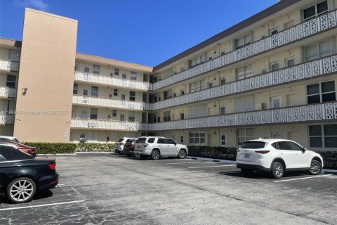Condominio en alquiler en Hallandale Beach, Florida, 1 dormitorio, 81.57 m2 № 1943819 - foto 2