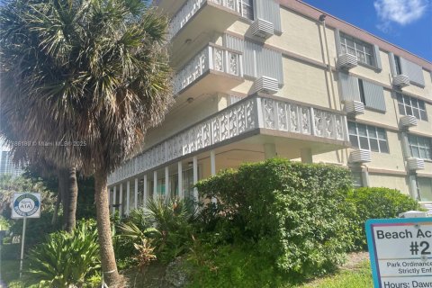 Condominio en alquiler en Hallandale Beach, Florida, 1 dormitorio, 81.57 m2 № 1943819 - foto 1