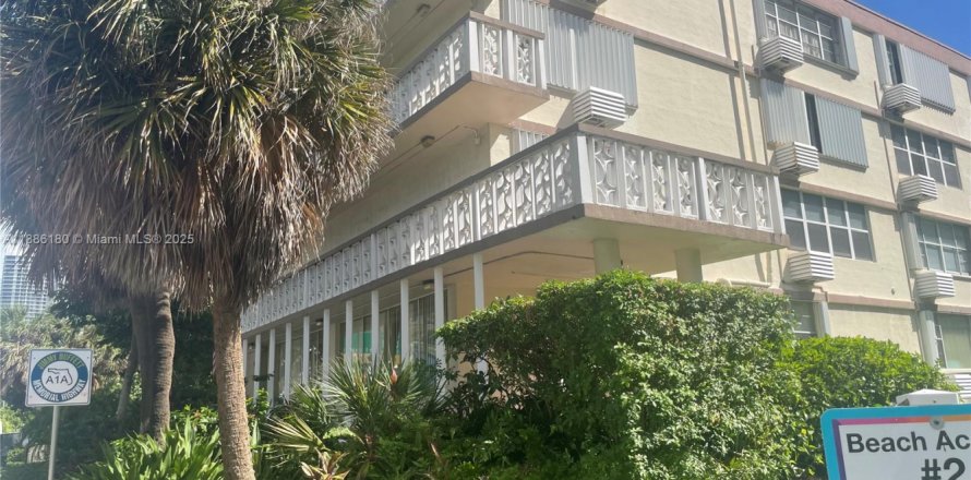 Condominio en Hallandale Beach, Florida, 1 dormitorio  № 1943819