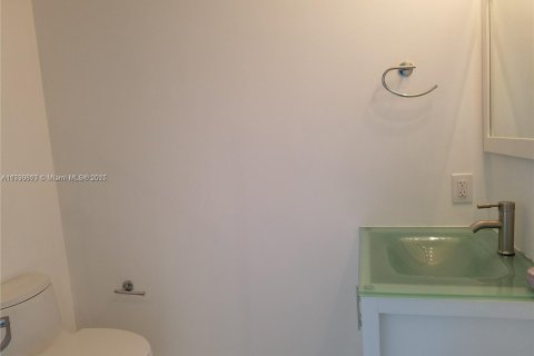 Condo in Miami, Florida, 3 bedrooms  № 2014593 - photo 5