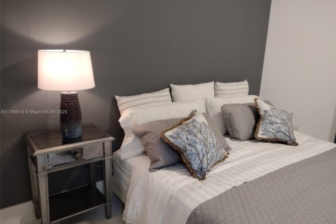 Condo in Miami, Florida, 3 bedrooms  № 2014593 - photo 17