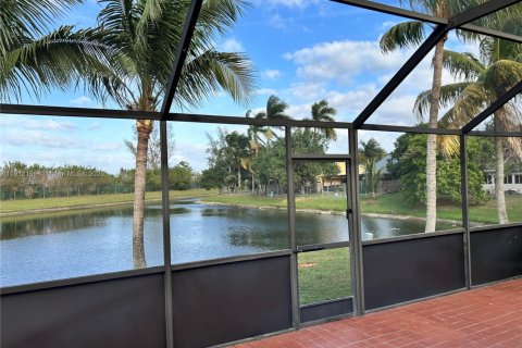 Villa ou maison à louer à Pembroke Pines, Floride: 3 chambres, 100.06 m2 № 1966812 - photo 2