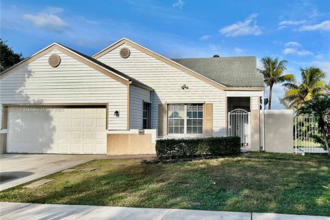 Villa ou maison à louer à Pembroke Pines, Floride: 3 chambres, 100.06 m2 № 1966812 - photo 1