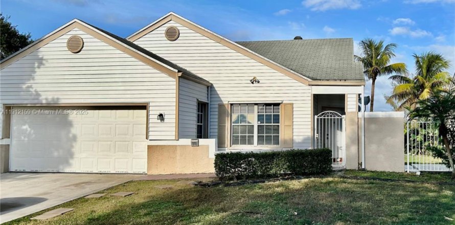 Villa ou maison à Pembroke Pines, Floride 3 chambres, 100.06 m2 № 1966812