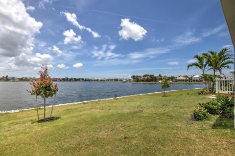 House in Apollo Beach, Florida 4 bedrooms, 283.54 sq.m. № 2277226 - photo 22