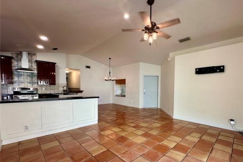 Villa ou maison à vendre à Pembroke Pines, Floride: 3 chambres, 125.98 m2 № 1975913 - photo 4