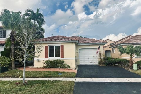 Villa ou maison à vendre à Pembroke Pines, Floride: 3 chambres, 125.98 m2 № 1975913 - photo 2