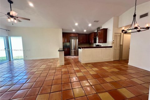 Villa ou maison à vendre à Pembroke Pines, Floride: 3 chambres, 125.98 m2 № 1975913 - photo 3