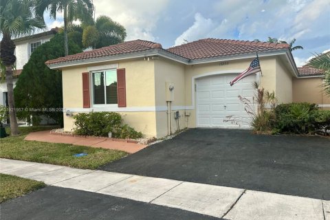Villa ou maison à vendre à Pembroke Pines, Floride: 3 chambres, 125.98 m2 № 1975913 - photo 1