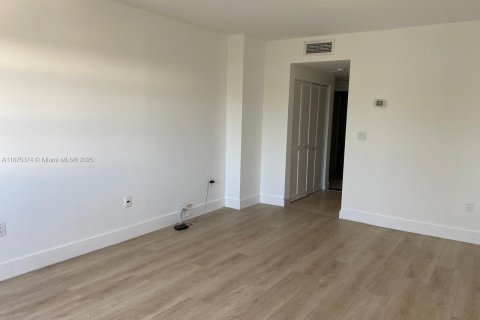 Condo in Sunny Isles Beach, Florida, 2 bedrooms  № 1926683 - photo 17