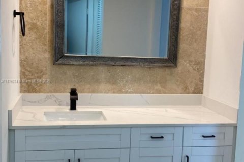 Condo in Sunny Isles Beach, Florida, 2 bedrooms  № 1926683 - photo 25