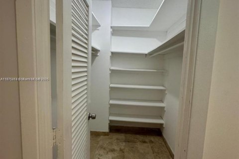 Condo in Sunny Isles Beach, Florida, 2 bedrooms  № 1926683 - photo 24
