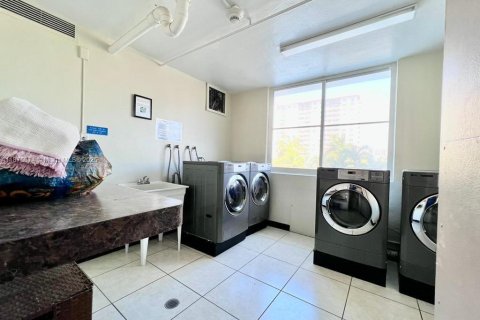 Condo in Sunny Isles Beach, Florida, 2 bedrooms  № 1926683 - photo 28