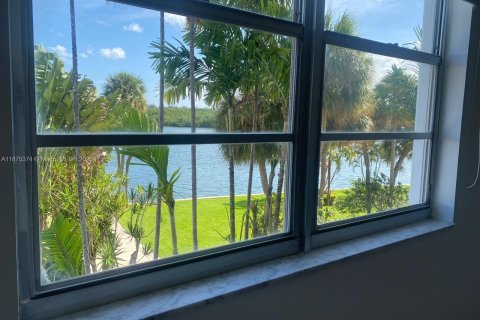Condo in Sunny Isles Beach, Florida, 2 bedrooms  № 1926683 - photo 18
