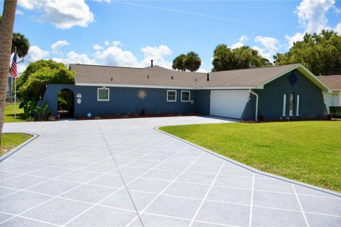 House in Leesburg, Florida 3 bedrooms, 211.63 sq.m. № 2100347