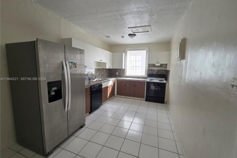 House in Dania Beach, Florida 3 bedrooms, 83.52 sq.m. № 2000649 - photo 2