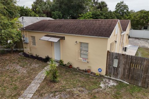 House in Dania Beach, Florida 3 bedrooms, 83.52 sq.m. № 2000649 - photo 19