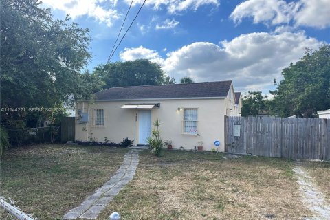 House in Dania Beach, Florida 3 bedrooms, 83.52 sq.m. № 2000649