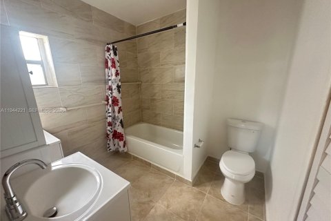 House in Dania Beach, Florida 3 bedrooms, 83.52 sq.m. № 2000649 - photo 26