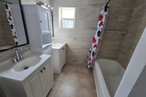 House in Dania Beach, Florida 3 bedrooms, 83.52 sq.m. № 2000649 - photo 12