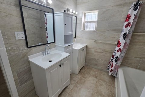 House in Dania Beach, Florida 3 bedrooms, 83.52 sq.m. № 2000649 - photo 3