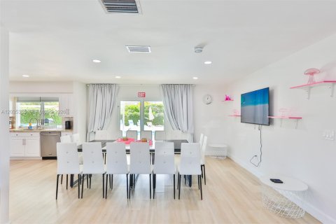 Villa ou maison à vendre à Hollywood, Floride: 4 chambres, 154.12 m2 № 2265117 - photo 18