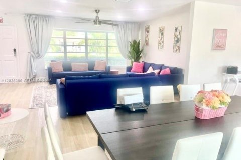 Villa ou maison à vendre à Hollywood, Floride: 4 chambres, 154.12 m2 № 2265117 - photo 5