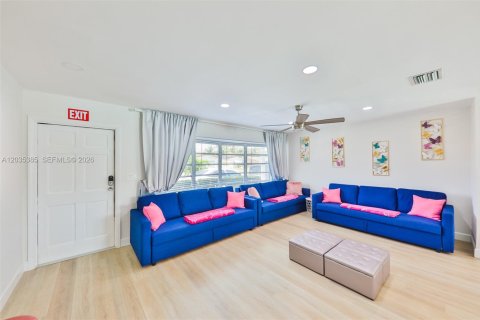 Villa ou maison à vendre à Hollywood, Floride: 4 chambres, 154.12 m2 № 2265117 - photo 16