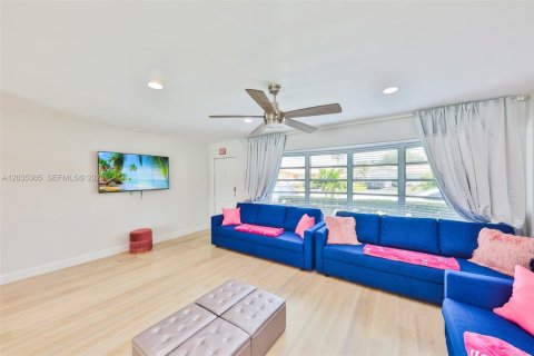 Villa ou maison à vendre à Hollywood, Floride: 4 chambres, 154.12 m2 № 2265117 - photo 2