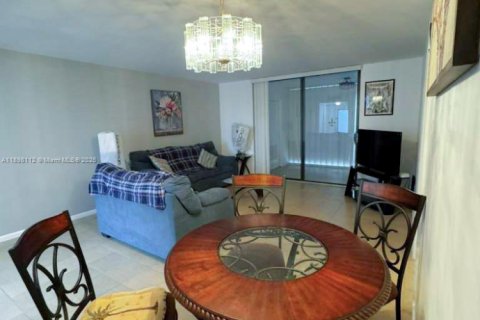 Снять в аренду кондоминиум в Маргит, Флорида 1 спальня, 92.9м2, № 1949868 - фото 10