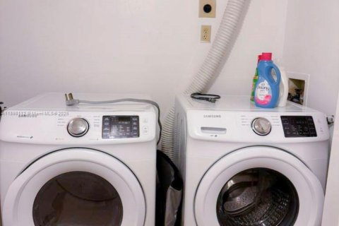 Снять в аренду кондоминиум в Маргит, Флорида 1 спальня, 92.9м2, № 1949868 - фото 13