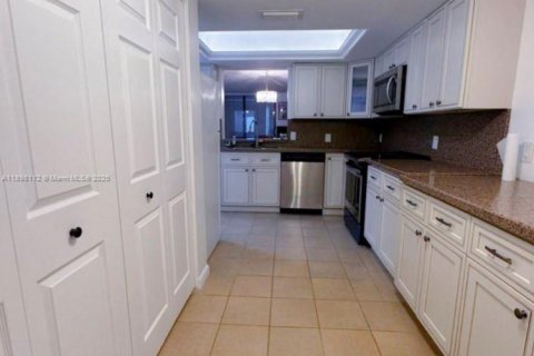 Снять в аренду кондоминиум в Маргит, Флорида 1 спальня, 92.9м2, № 1949868 - фото 2