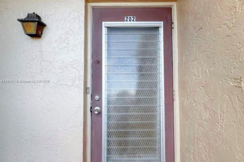 Снять в аренду кондоминиум в Маргит, Флорида 1 спальня, 92.9м2, № 1949868 - фото 1