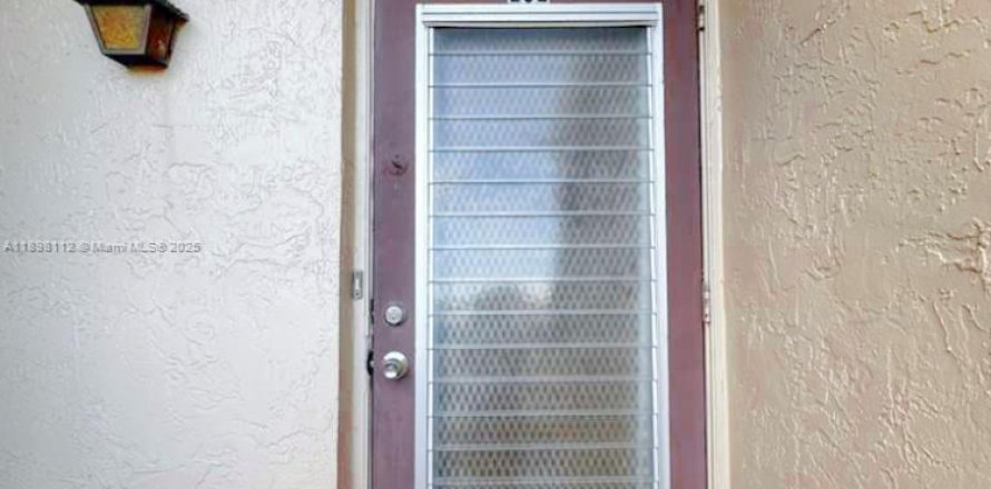 Кондоминиум с 1 спальней в Маргит, Флорида № 1949868