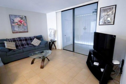 Снять в аренду кондоминиум в Маргит, Флорида 1 спальня, 92.9м2, № 1949868 - фото 8