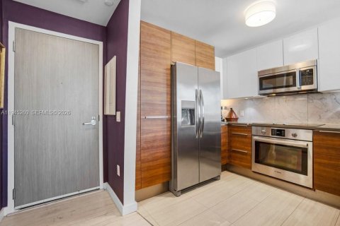 Condo in Miami, Florida, 1 bedroom  № 2062235 - photo 4