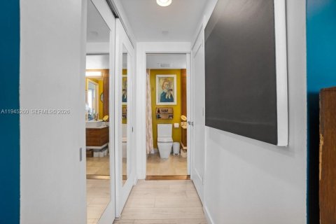 Condo in Miami, Florida, 1 bedroom  № 2062235 - photo 12